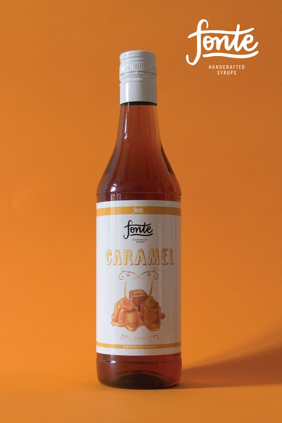 Caramel Sirup Flasche von Fonte vor braunem Hintergrund.